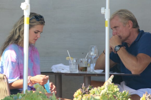 Exclusif - Dolph Lundgren, 62 ans, et sa compagne Emma Krokdal, 24 ans, déjeunent en terrasse à Malibu, le 1er octobre 2020. En quittant le restaurant, un des serveurs a pris en photo l'acteur suédois en lui demandant d'envoyer un message à un membre de sa famille, fan du comédien de "Rocky IV".