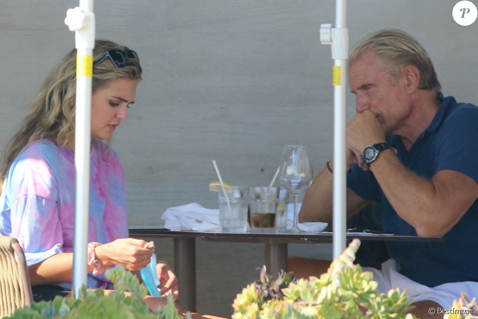 Exclusif - Dolph Lundgren, 62 ans, et sa compagne Emma Krokdal, 24 ans, déjeunent en terrasse à Malibu, le 1er octobre 2020. En quittant le restaurant, un des serveurs a pris en photo l'acteur suédois en lui demandant d'envoyer un message à un membre de sa famille, fan du comédien de "Rocky IV".