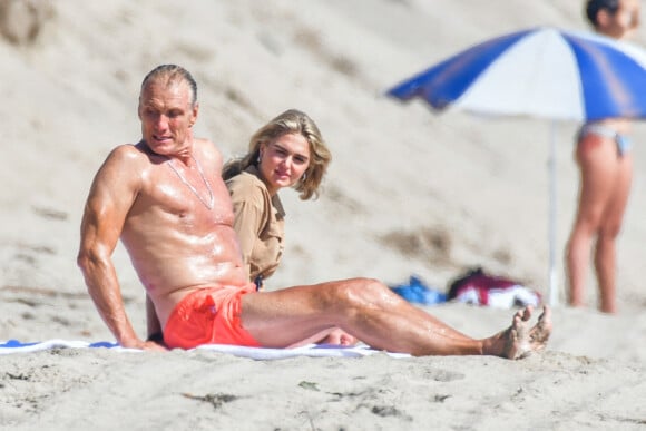 Exclusif - Dolph Lundgren et sa fiancée Emma Krokdal se relaxent sur la plage de Malibu à Los Angeles pendant l'épidémie de coronavirus (Covid-19), le 6 août 2020