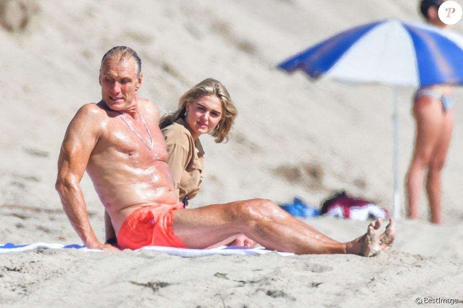 Exclusif - Dolph Lundgren et sa fiancée Emma Krokdal se relaxent sur la plage de Malibu à Los Angeles pendant l'épidémie de coronavirus (Covid-19), le 6 août 2020
