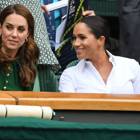 Kate Middleton, duchesse de Cambridge, Meghan Markle, duchesse de Sussex, sont dans les tribunes lors de la finale femme de Wimbledon "Serena Williams - Simona Halep (2/6 - 2/6) à Londres le 13 juillet 2019. © Chryslène Caillaud / Panoramic / Bestimage