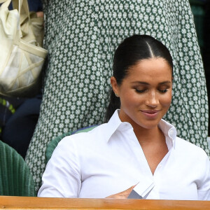 Kate Middleton, duchesse de Cambridge, Meghan Markle, duchesse de Sussex, sont dans les tribunes lors de la finale femme de Wimbledon "Serena Williams - Simona Halep (2/6 - 2/6) à Londres le 13 juillet 2019. © Chryslène Caillaud / Panoramic / Bestimage