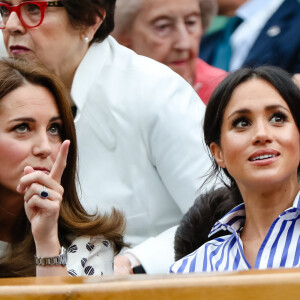 Catherine (Kate) Middleton, duchesse de Cambridge et Meghan Markle, duchesse de Sussex assistent au match de tennis Nadal contre Djokovic lors du tournoi de Wimbledon "The Championships" le 14 juillet 2018