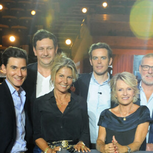 Exclusif - Sophie Davant entourée par Anne-Catherine Verwaerde, Stephane Vanhandenhoven, Caroline Margeridon, Damien Tison, Gerald Watelet, Diane Chatelet, François Cases Bardina, Pierre François Garcier et Alexandra Morel - Backstage de l'enregistrement de l'émission prime "Affaire conclue" dans les écuries du château de Chantilly, présentée par S.Davant et qui sera diffusée sur France 2 le 15 septembre 2020. Le 9 juillet 2020 © Guillaume Gaffiot / Bestimage