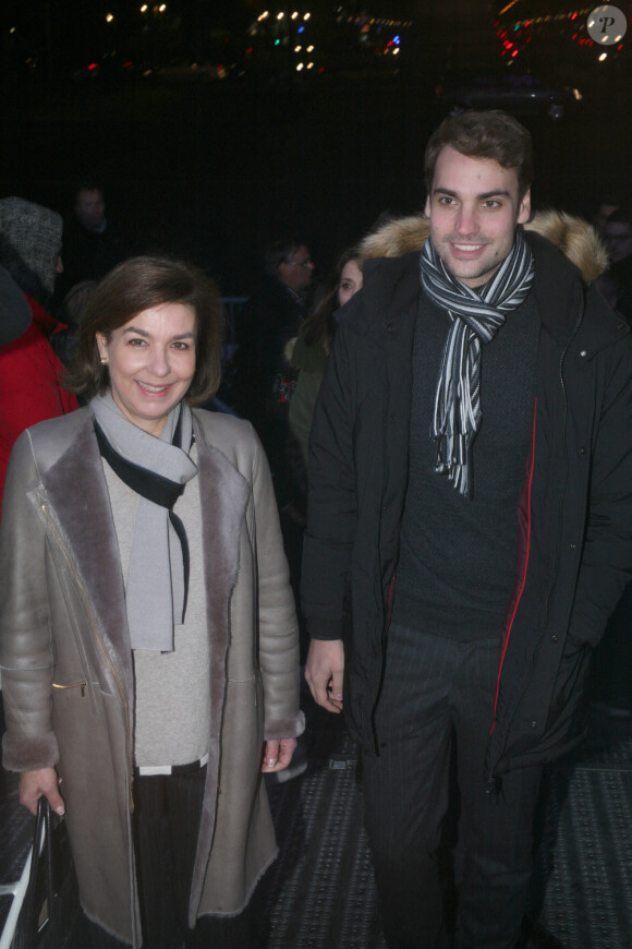 Carole Amiel avec son fils Valentin Livi (fils d'Yves Montand) lors de l'hommage à Yves Montand '' 25 ans déjà'' à la Grande Roue place de la Concorde à Paris, le 11 novembre 2016. © JLPPA/Bestimage