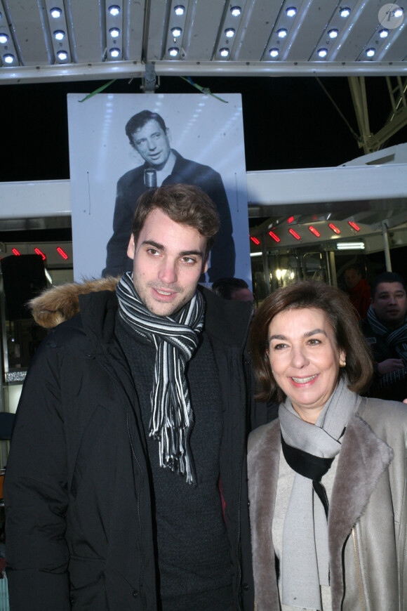 Carole Amiel avec son fils Valentin Livi (fils d'Yves Montand) lors de l'hommage à Yves Montand '' 25 ans déjà'' à la Grande Roue place de la Concorde à Paris, le 11 novembre 2016. © JLPPA/Bestimage