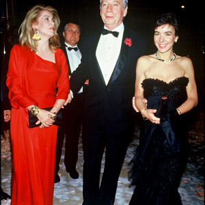 ARCHIVES - Yves Montand, président du jury au Festival de Cannes, avec Catherine Deneuve et sa femme, Carole Amiel.