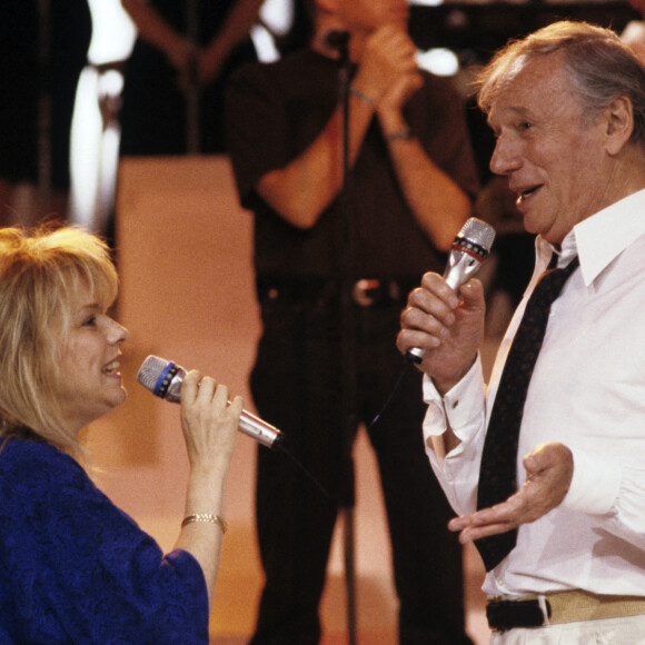 En France, à Paris, sur le plateau de l'émission "Champs-Elysées : Spécial Yves Montand", France GALL en duo avec Yves MONTAND. Juin 1989 © Michel Marizy via Bestimage