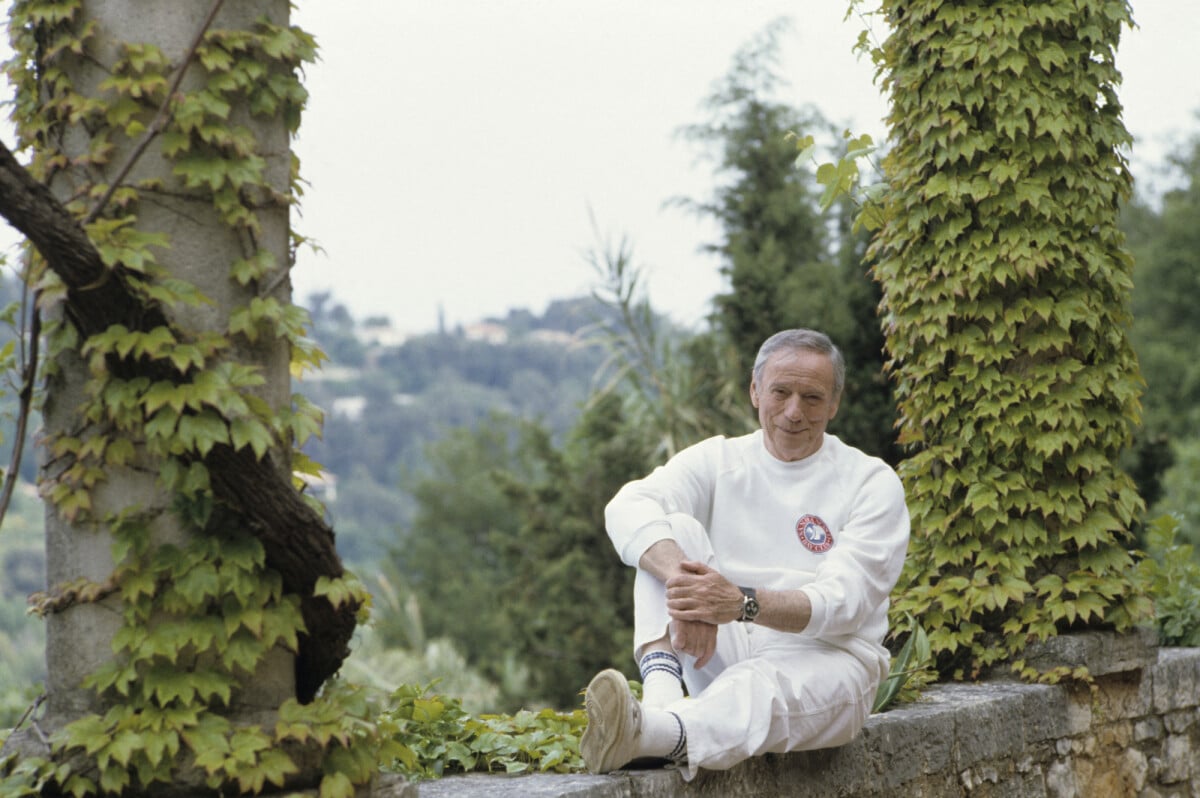 Ảnh: Yves Montand tại nhà riêng ở Saint-Paul-de-Vence, Pháp. Tháng 5 năm 1989 © Michel Marizy qua Bestimage - Purepeople