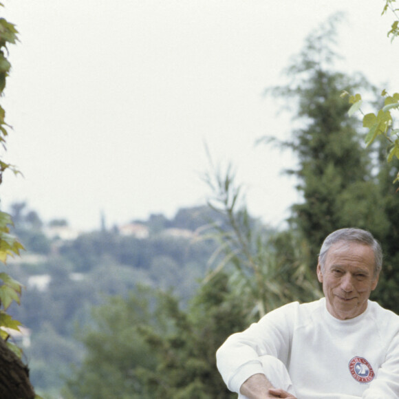 En France, à Saint-Paul-de-Vence, Yves Montand à son domicile. Mai 1989 © Michel Marizy via Bestimage