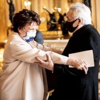 Michel Sardou décoré par Roselyne Bachelot, la ministre célèbre un grand artiste
