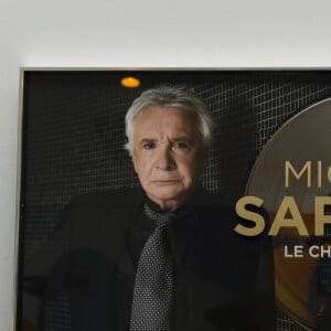 Exclusif - Le double disque de Platine remis à Michel Sardou pour avoir vendu plus de 200 000 disques en France - People au concert ultime de Michel Sardou pour la dernière date de son spectacle "La dernière danse" à la Seine Musicale à Boulogne-Billancourt le 11 avril 2018. © Pierre Perusseau/Bestimage 