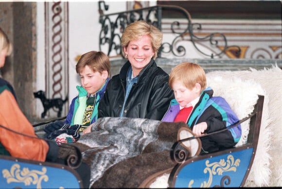 Diana avec ses fils William et Harry en vacances en Autriche en 1993.