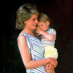 Dans la préface d'un livre pour enfants, le prince Harry a écrit que la mort de sa mère, Lady Diana, avait laissé un grand trou en lui.