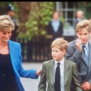 Diana et ses fils William et Harry à la sortie du Eton College en 1995.