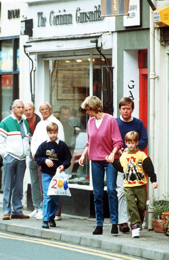 Diana et ses fils, les princes William et Harry, à Londres en 1997.