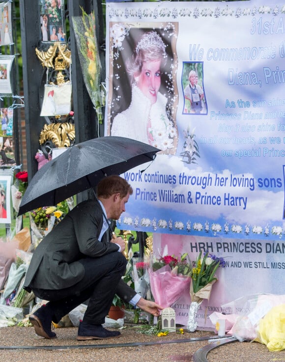 Le prince Harry en visite au Sunken Garden dédié à la mémoire de Lady Diana à Londres.