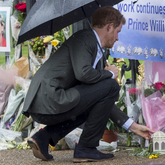 Le prince Harry en visite au Sunken Garden dédié à la mémoire de Lady Diana à Londres.