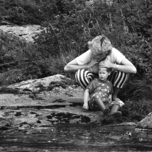 Lady Diana et son fils, le prince Harry, en 1980.