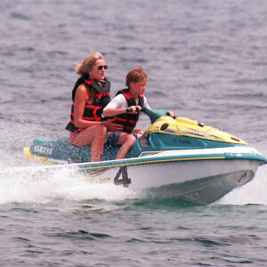 Le prince Harry et sa mère Lady Diana à Saint-Tropez en juillet 1997.