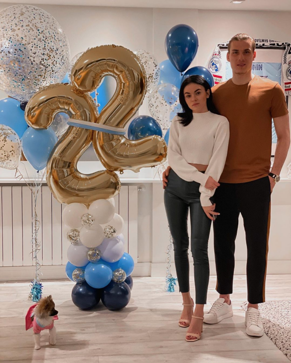 Andrey Lunin fête ses 22 ans avec son épouse Anastasiia. Février 2021.