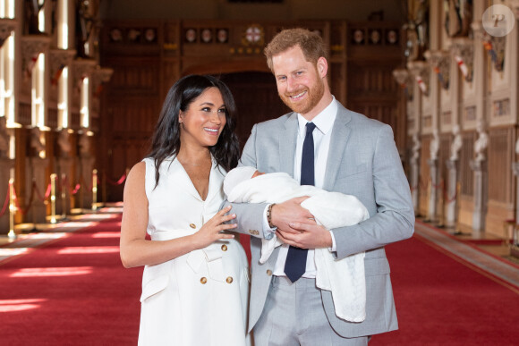 Le prince Harry et Meghan Markle, duc et duchesse de Sussex, présentent leur fils Archie dans le hall St George au château de Windsor le 8 mai 2019. 