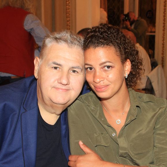 Exclusif - Pierre Ménès et sa femme Mélissa Acosta dînent avec des amies de Melissa à Paris. © Philippe Baldini / Bestimage 