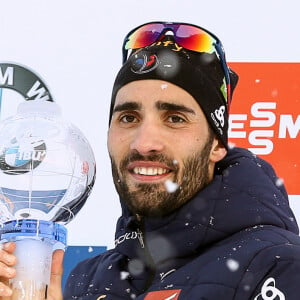 Martin Fourcade remporte son 7ème globe de crystal d'affilée à Tyumen en Russie. Un septième globe de cristal, qui constitue un record qu'il détient désormais seul puisque le Norvégien Ole Einar Bjoerndalen n'avait réussi cet exploit " qu'à " six reprises " seulement ". Tyumen le 25 mars 2018.