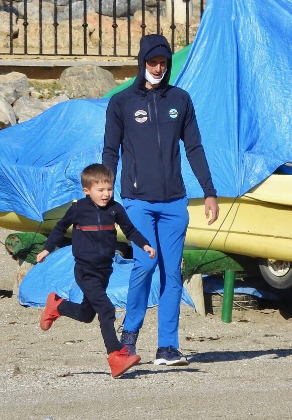 Novak Djokovic et sa femme Jelena profitent de la plage avec leurs enfants, Stefan et Tara, lors de leurs vacances à Marbella, le 9 janvier 2021.