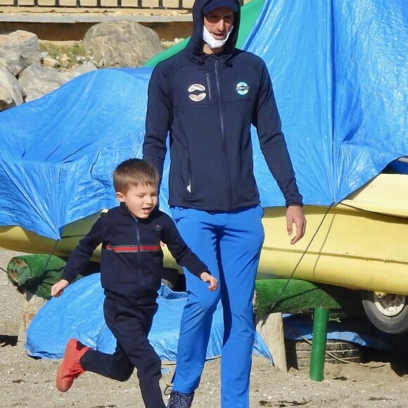 Novak Djokovic et sa femme Jelena profitent de la plage avec leurs enfants, Stefan et Tara, lors de leurs vacances à Marbella, le 9 janvier 2021.