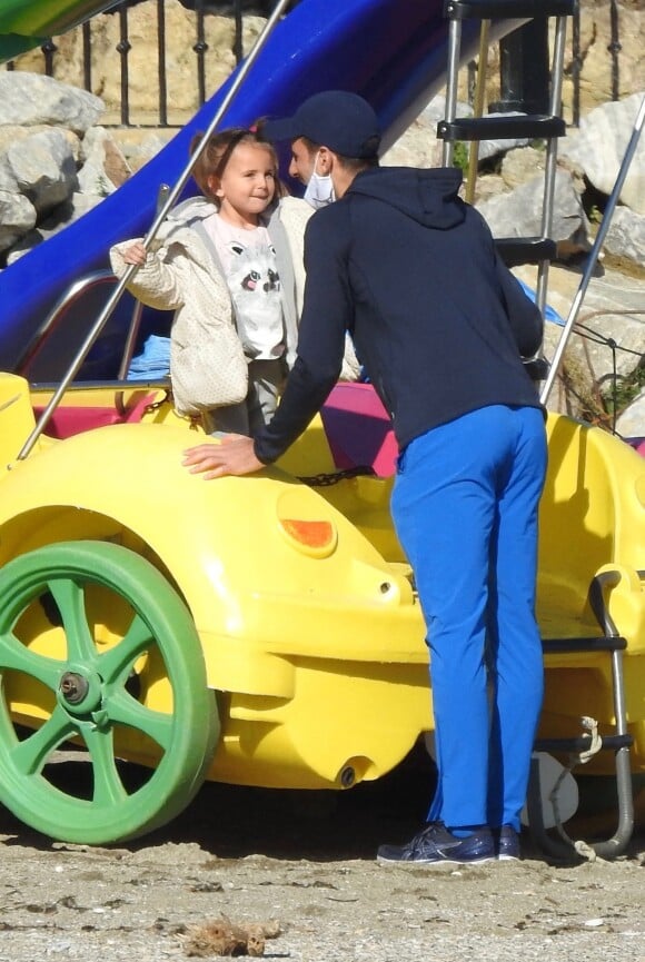 Novak Djokovic et sa femme Jelena profitent de la plage avec leurs enfants, Stefan et Tara, lors de leurs vacances à Marbella, le 9 janvier 2021.