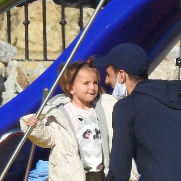 Novak Djokovic et sa femme Jelena profitent de la plage avec leurs enfants, Stefan et Tara, lors de leurs vacances à Marbella, le 9 janvier 2021.