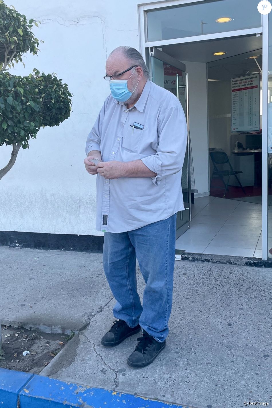 Exclusif - Le père de M.Markle, Thomas Markle, fait des courses à Tijuana avant la sortie du prochain livre de Samantha Markle. Samantha est la demi-soeur de Meghan et devrait publier un mémoire intitulé "Le journal de la soeur de la princesse Pushy, partie 1" le 17 janvier. Tijuana, le 10 janvier 2021.