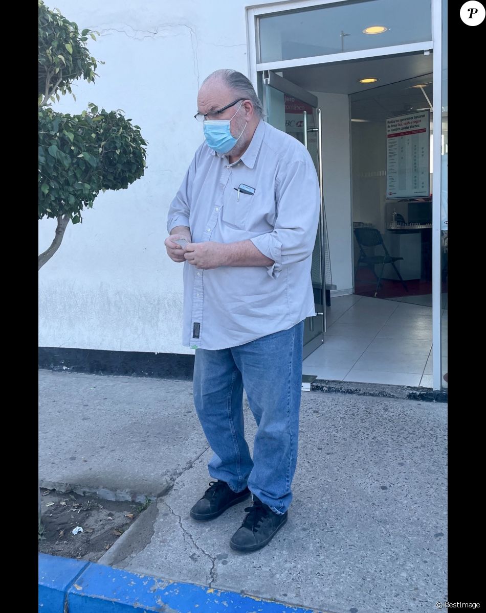 Exclusif - Le père de M.Markle, Thomas Markle, fait des courses à Tijuana avant la sortie du prochain livre de Samantha Markle. Samantha est la demi-soeur de Meghan et devrait publier un mémoire intitulé "Le journal de la soeur de la princesse Pushy, partie 1" le 17 janvier. Tijuana, le 10 janvier 2021.