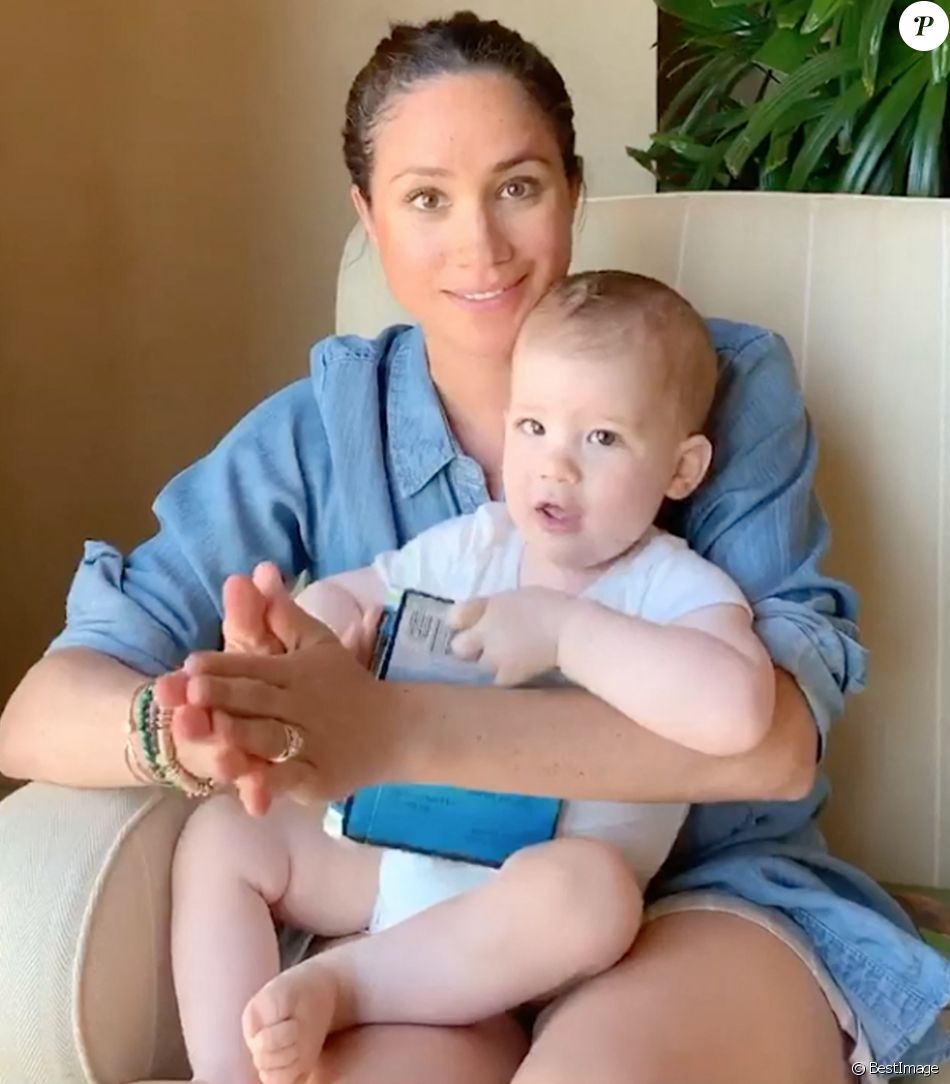Meghan Markle, duchesse de Sussex, lit l'histoire "Duck ! Rabbit ! " à son fils Archie à l'occasion de son 1er anniversaire pour le compte Instagram de l'ONG "Save The Children". A la fin de la séquence, l'association fait un appel aux dons pour aider les familles les plus démunies face à la pandémie du coronavirus (Covid-19). Los Angeles. Le 6 mai 2020.