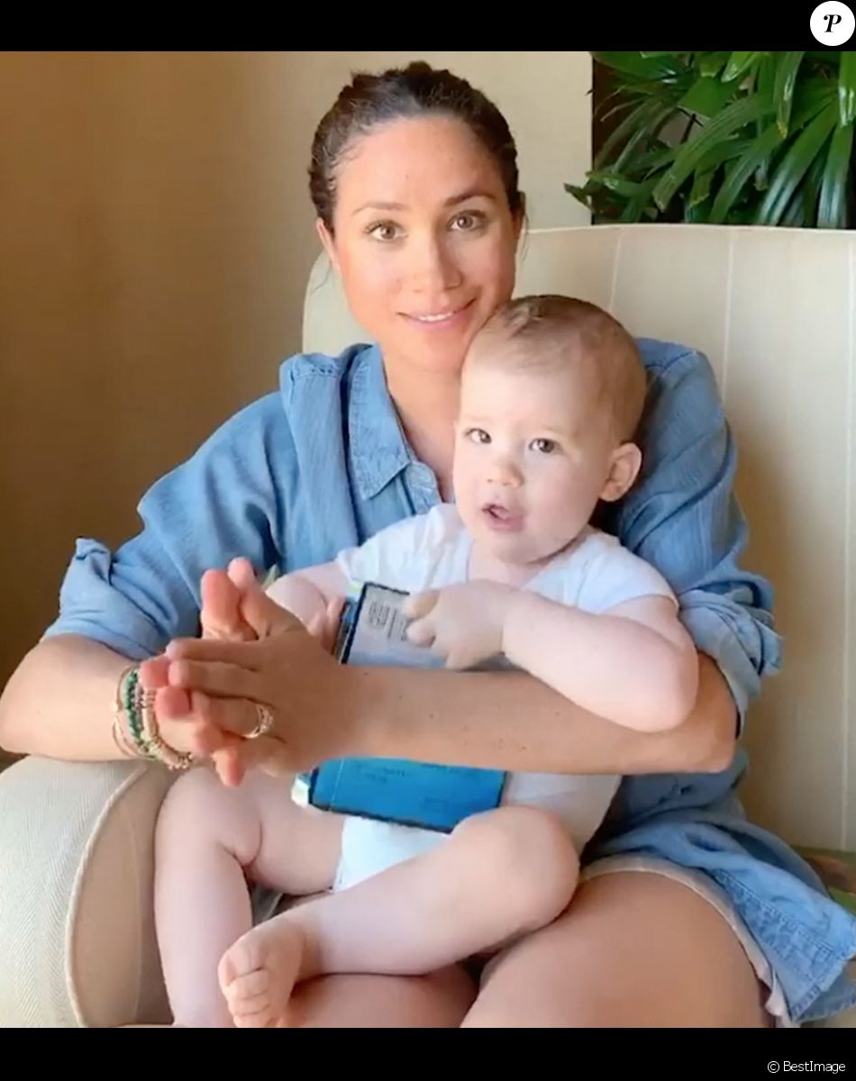 Meghan Markle, duchesse de Sussex, lit l'histoire "Duck ! Rabbit ! " à son fils Archie à l'occasion de son 1er anniversaire pour le compte Instagram de l'ONG "Save The Children". A la fin de la séquence, l'association fait un appel aux dons pour aider les familles les plus démunies face à la pandémie du coronavirus (Covid-19). Los Angeles. Le 6 mai 2020.