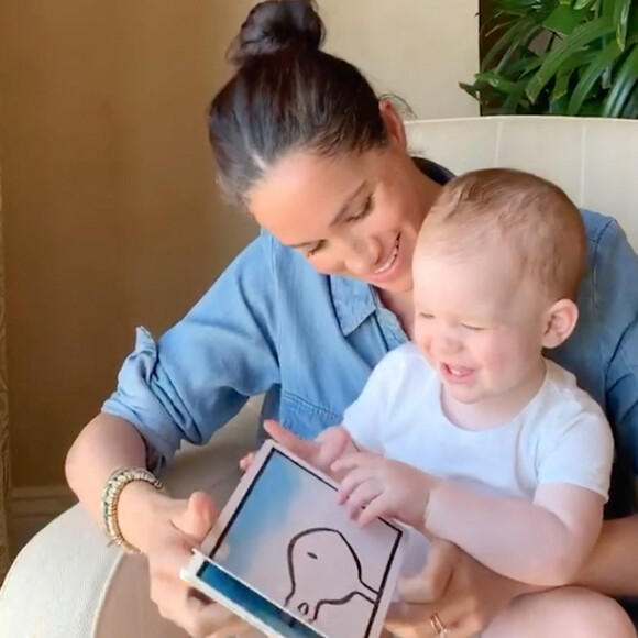 Meghan Markle, duchesse de Sussex, lit l'histoire "Duck ! Rabbit ! " à son fils Archie à l'occasion de son 1er anniversaire pour le compte Instagram de l'ONG "Save The Children". A la fin de la séquence, l'association fait un appel aux dons pour aider les familles les plus démunies face à la pandémie du coronavirus (Covid-19). Los Angeles. Le 6 mai 2020.