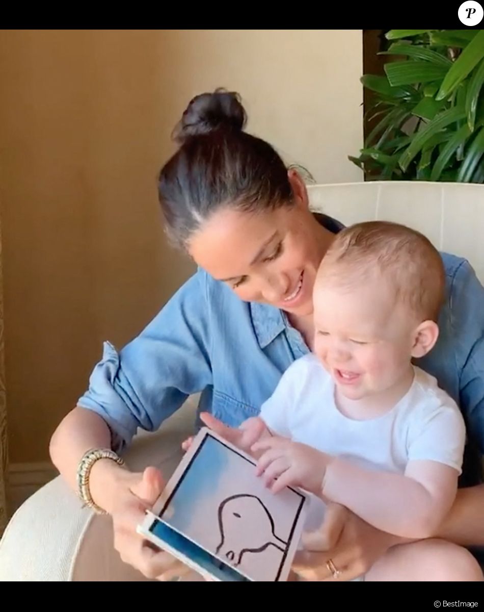 Meghan Markle, duchesse de Sussex, lit l'histoire "Duck ! Rabbit ! " à son fils Archie à l'occasion de son 1er anniversaire pour le compte Instagram de l'ONG "Save The Children". A la fin de la séquence, l'association fait un appel aux dons pour aider les familles les plus démunies face à la pandémie du coronavirus (Covid-19). Los Angeles. Le 6 mai 2020.