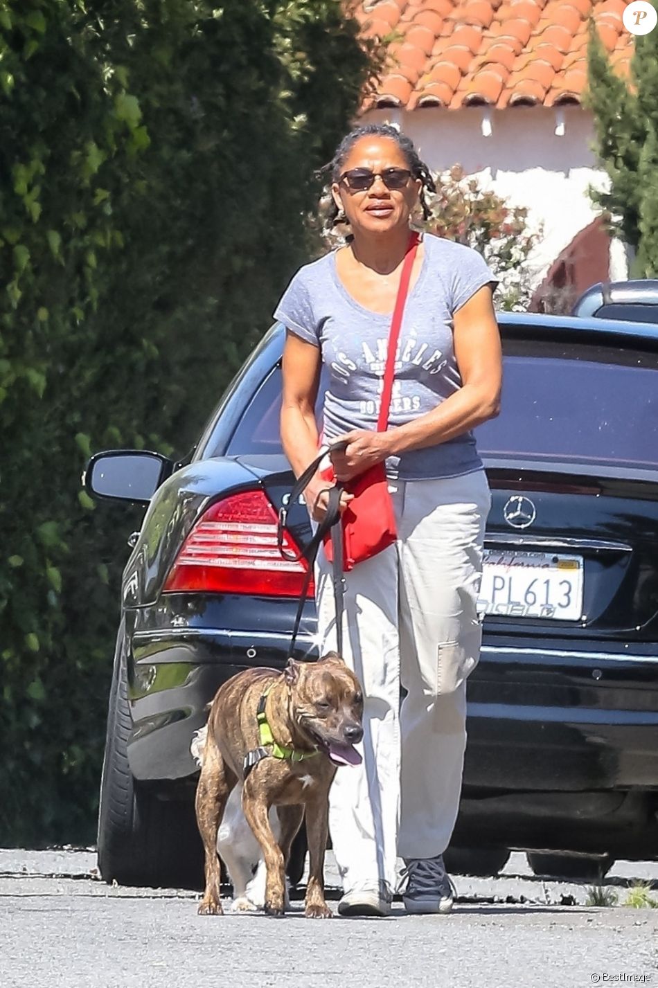 Exclusif - Doria Ragland balade ses chiens près de sa maison de Los Angeles pendant la période de confinement liée au coronavirus (Covid-19), le 1er avril 2020. La mère de Megan Markle doit sans doute être ravie d'avoir sa fille et son beau-fils, le prince Harry, près de chez elle puisque le duc et la duchesse de Sussex se sont tout récemment installés à Los Angeles avec leur fils Archie, 10 mois.