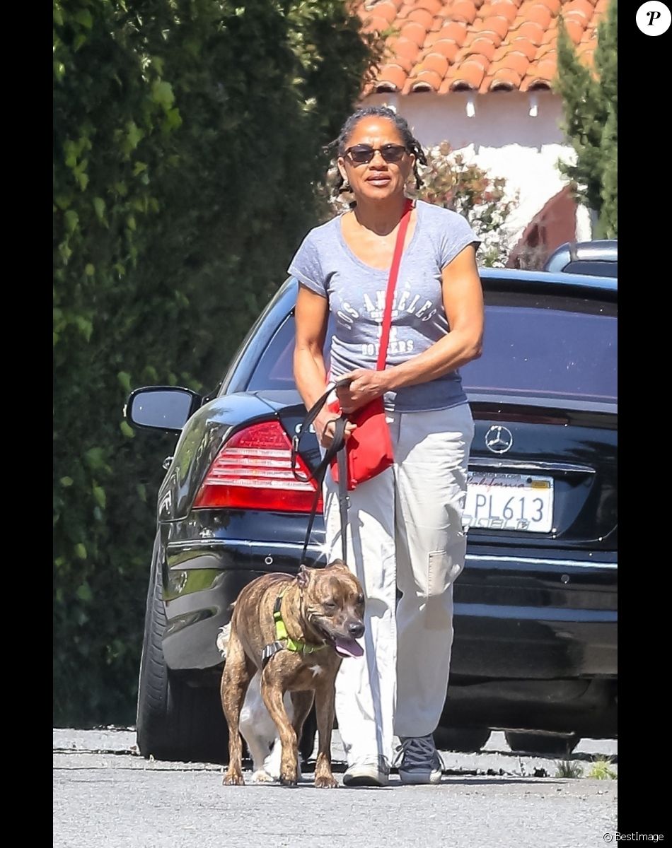 Exclusif - Doria Ragland balade ses chiens près de sa maison de Los Angeles pendant la période de confinement liée au coronavirus (Covid-19), le 1er avril 2020. La mère de Megan Markle doit sans doute être ravie d'avoir sa fille et son beau-fils, le prince Harry, près de chez elle puisque le duc et la duchesse de Sussex se sont tout récemment installés à Los Angeles avec leur fils Archie, 10 mois.