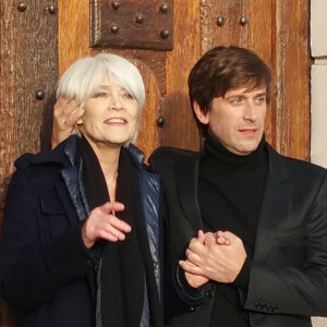 Exclusif - Françoise Hardy et son fils Thomas Dutronc se baladent le long des quais de l'Île Saint-Louis à Paris