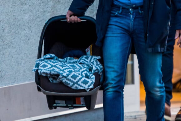 Le prince Carl Philip et la princesse Sofia (Hellqvist) de Suède quittent la maternité Danderyd près de Stockholm avec leur troisième enfant, le 26 mars 2021.