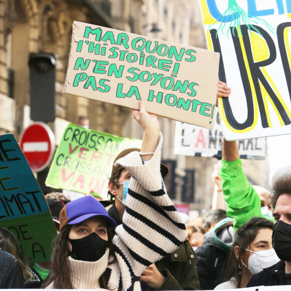 Marion Cotillard - Marche pour le climat, de la place de l'Opéra à la place de la République à Paris. Le 28 mars 2021. © Panoramic / Bestimage