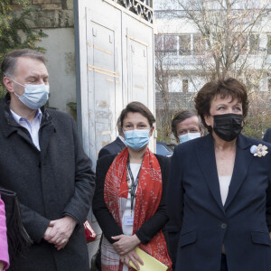 Roselyne Bachelot, ministre de la Culture, remet le prix littéraire Franz Hessel à Emmanuelle Pireyre à Lyon, le 25 février 2021. © Sandrine Thesillat / Panoramic / Bestimage