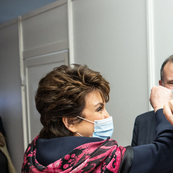 Exclusif - Roselyne Bachelot (Ministre de la Culture) et Grand Corps Malade (Victoire de la chanson originale) (Victoire de la chanson originale) - Backstage de la 36ème édition des Victoires de la Musique à la Seine Musicale à Boulogne-Billancourt, France, le 12 février 2021. © Cyril Moreau/Bestimage
