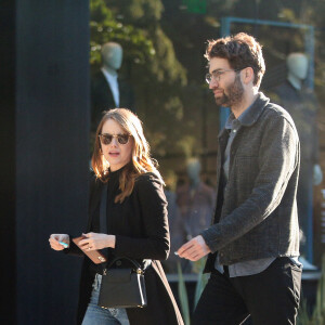 Exclusif - Emma Stone et son fiancée Dave McCary à la sortie d'un restaurant à Los Angeles, le 27 février 2020. 
