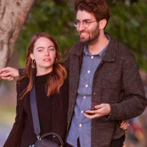 Exclusif - Emma Stone et son fiancée Dave McCary à la sortie d'un restaurant à Los Angeles, le 27 février 2020. 