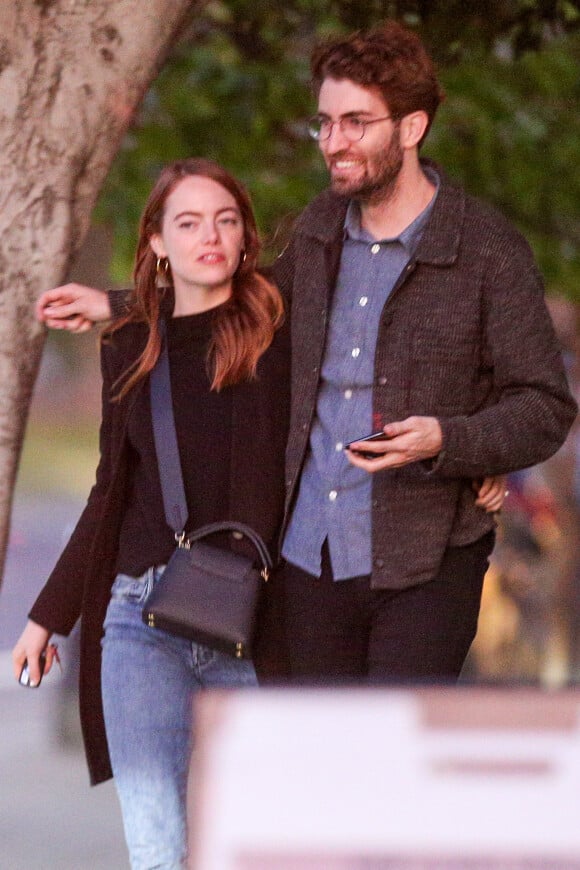 Exclusif - Emma Stone et son fiancée Dave McCary à la sortie d'un restaurant à Los Angeles, le 27 février 2020. 