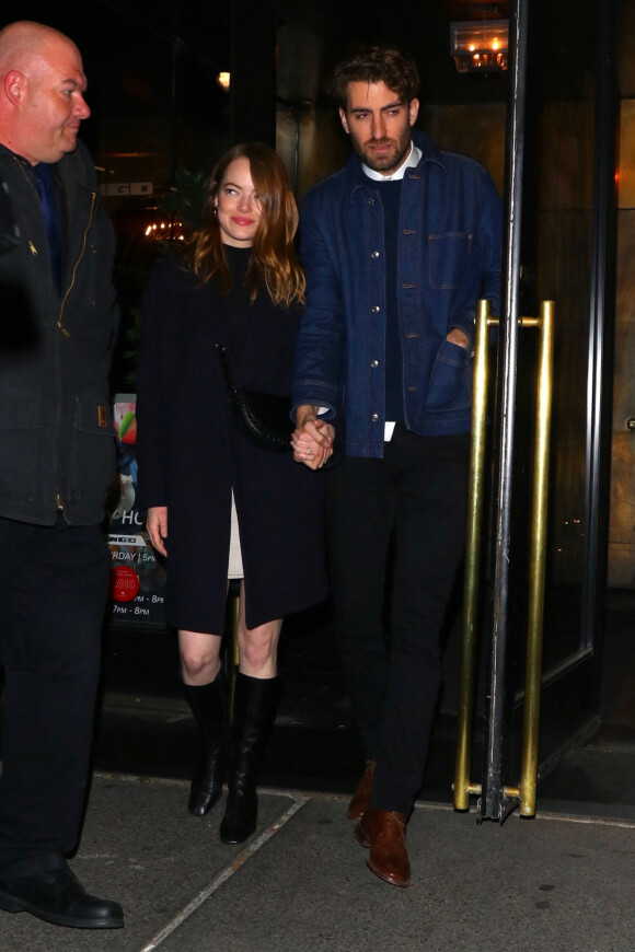 Exclusif - Emma Stone et son fiancé Dave McCary quittent main dans la main à la SNL after party à New York. Le 8 décembre 2019.