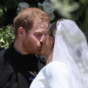 Le prince Harry, duc de Sussex, et Meghan Markle, duchesse de Sussex, à la sortie de chapelle St. George au château de Windsor. Le 19 mai 2018.